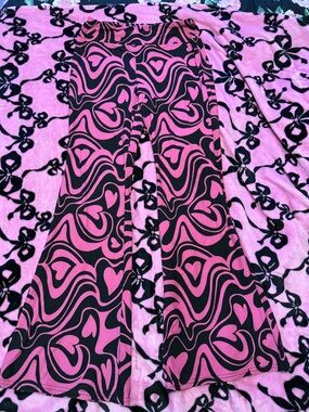 No Boundaries Pink & Black Heart Swirl Flare Leggings